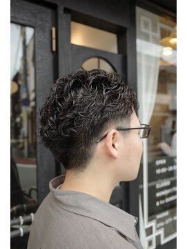 カムジーヘッドカミノウラ(COMEGHEAD KAMINOURA) メンズショートパーマかき上げスタイル