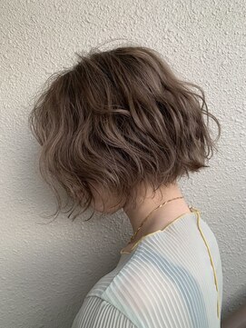 ルーラリーヘアーキタキュウシュウ(Luraliy hair kitakyushu) luraliyルーラリー北九州小倉北区城野波巻きハイトーンボブ