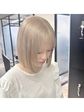 ベモ(NVEMO) ホワイトミルクティーハイトーンボブケアブリーチダブルカラー