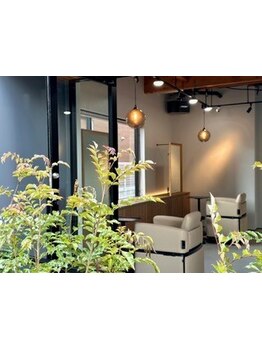 シャンプー台への移動無し！？台が移動してきてくれる新感覚空間◎施術が終わるまでおくつろぎ下さい♪