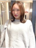 くすみベージュカラー　ハイトーン　外ハネボブ　センターパート