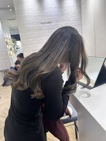 ステア ケース(stair case)&nbsp;アッシュブラウン　バレイヤージュ　ハイライト