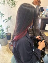 シー 岡崎(,SHE) 地毛風ブラックに潜む「紅」。計算されたインナーカラー