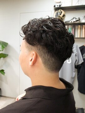 イントロバイフィーネ 渋谷(INTRO . by Fi-Ne) テーパーフェードカット/ニュアンスパーマ