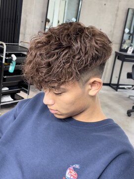 イーラ(era) 外国人スペインカール　パーマ　刈り上げ　ツイスト　スパイラル