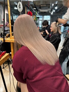 イル(iLe.) ブリーチ/クラゲヘアー/小顔/レイヤーカット/オリーブグレー