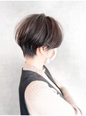 首が長く見えるショートヘア