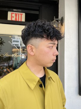 ヘアーシグネチャー(Hair Signature) スーツフェードプードルパーマ束感モテる黒髪流行