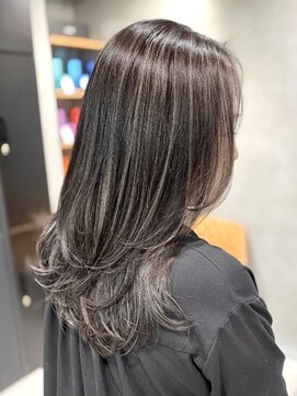 シャルムバイケンジ(Charm.by KENJE) レイヤーカット細めハイライト白髪ぼかし海外レイヤー東京銀座
