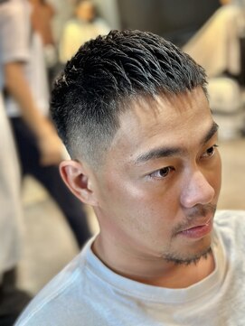 フランクスバーバー アンド ビアークラブ(FRANK'S BARBER and BEER CLUB) クロップミドルハイフェード束感バーバーバーストフェード