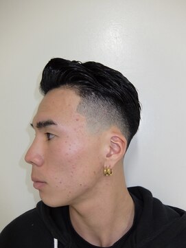 メリケンバーバーショップ トーキョー(MERICAN BARBERSHOP TYO) サイドパートミドルスキンフェード