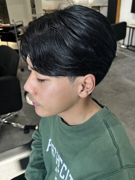 ヒュイル バイ ニアウ(Hwyl by Niau) メンズセンターパートパーマニュアンスパーマ毛流れ刈り上げ