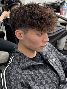 イーラ(era) 茶髪スペインカールスパイラルパーマ前下がりマッシュ