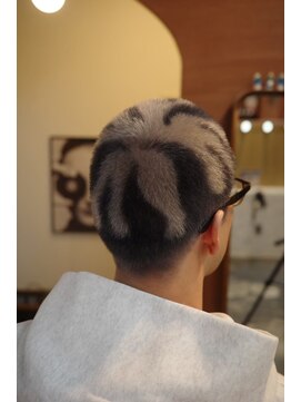 エディ(Edy) メンズ刈り上げスキンフェードケアブリーチホワイトシルバー岡山