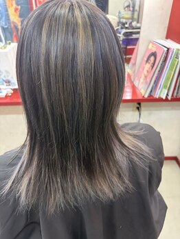 ピア ヘアーズ PIAA hair'sの写真/ハイトーンカラー派へ。専任が丁寧に施術する縮毛矯正でブリーチ毛もなめらかに整う◎