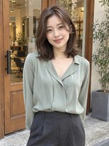 ラナ(LaNA)&nbsp;流れる前髪と軽やかな外ハネブラウンミディ