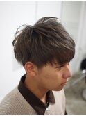 モノトーンベージュ ツーブロックマッシュ
