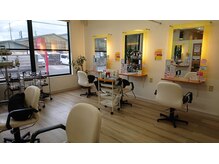 美容室ヴィ ザ ヴィの雰囲気(明るくて落ち着いた店内☆【髪質改善/豊川/白髪染め】)