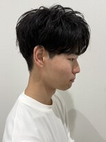 ヒュイル バイ ニアウ(Hwyl by Niau) メンズセンターパートニュアンスパーマコンマヘア刈り上げ