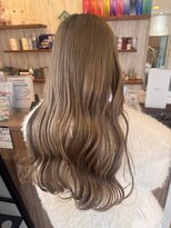 サリュー バイ イザ(Salut by IZA) ベージュカラーに合わせカットロング