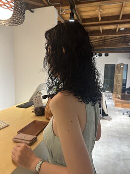 イオ(io)の写真/毎朝3分でお洒落にキマるニュアンスパーマ。ヘアセットが驚くほど楽に、楽しく変わります。