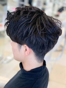 ミーティア バイ クアトロ(Meteor By QUATRO) 黒髪 メンズ センターパート