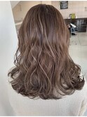 グレージュ切りっぱなしボブ前髪ありミニボブミルクティベージュ