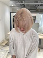 ホワイト　ホワイトブロンド　ベージュ　金髪