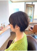 大人ショートカット　柔らか丸みショートヘア　耳かけショート