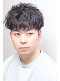 影に潜むシャドウパーマツーブロックビジネスカジュアル