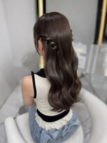 ラルム 新宿(LARME SHINJUKU)&nbsp;ねじりハーフツイン/お呼ばれヘア/ダウンスタイル【Ami】
