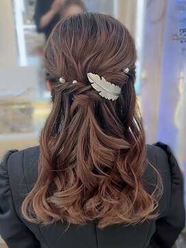 アトリエビューティーアミュ(atelier beauty AmU) 結婚式 二次会 お呼ばれ ゆるふわハーフアップ×アクセサリー付