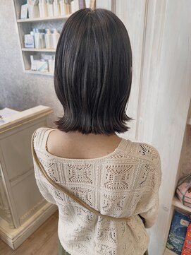 キャアリー(Caary) 福山美容室caary 切りっぱなしミディアム外ハネ耳かけ透明感20代