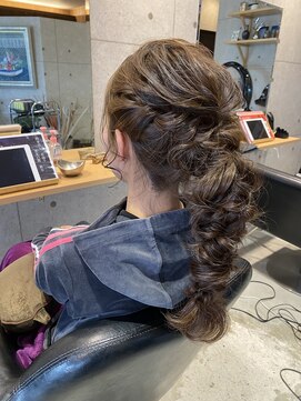イナフ(ENOUGH) ルーズな編み下ろしヘアセット