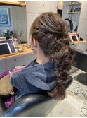 ルーズな編み下ろしヘアセット