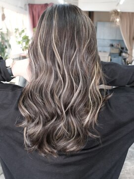 マリアナ(Mariana) ハイライトショートヘアレイヤーカットダブルカラー