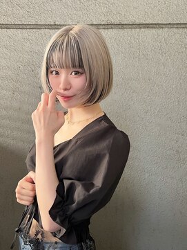 ヲタクに美容室は難しい。 ボブ ホワイトベージュ インナーブラック