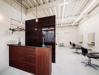 モノリス(MONOLITH.)の写真/サロンの細部までこだわりがある上質空間。フルフラットシャンプー台で髪も心もリフレッシュ◇癒しの時間を