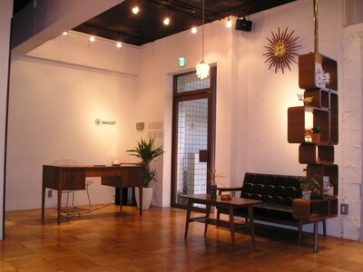 50～60年代の家具を取り入れたアートなカフェ風空間です。