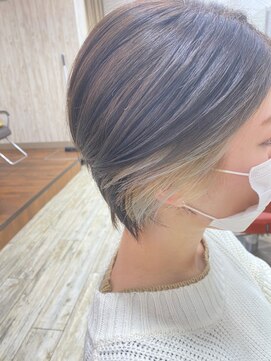 サロン ド シェモア(salon de CHEZ MOI) コントラストが可愛い！インナーカラーショート