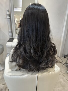 ザックラフィネ(ZACC raffine) 黒髪/アッシュグレージュ/ふんわりカール/ウェーブ/20代/30代