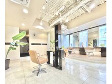 リュクス バイ ラポールヘアー(Luxe by RAPPORT HAIR)の雰囲気（光が差し込む落ち着いたフロア空間）