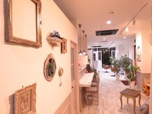 ビューティーサロン レナータ(Beauty salon Renata)の雰囲気（こだわりのオシャレな輸入家具に囲まれたシャビーシックな店内）