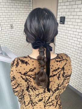フェリーチェ(Felice) 編み下ろし　玉ねぎヘア　ローポニー　お呼ばれ　ベロアリボン