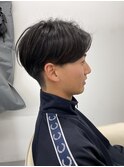スッキリしたセンターパート メンズカット