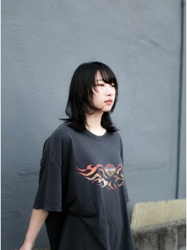 ホワイトルーム(White Room) たっぷりレイヤーのミディアムウルフ♪