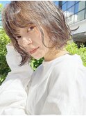 柔らかベージワイドバンググレージュカラー切りっぱなしボブ