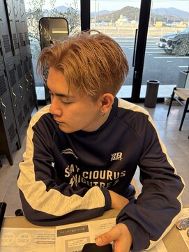 アチーブリス(achieve Liss) ハイトーンダブルカラーブロンドベージュ刈り上げツーブロック