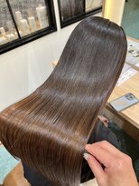 アテナ(ATENA) 触れたくなるツヤ。髪質改善ストレートの本気仕上げ 成田和樹