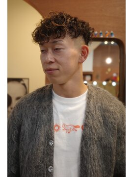 エディ(Edy) スペインカールスキンフェードブラウンカラー刈り上げ眉毛カット